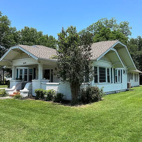 Henry Isaac and Grace Pearl Reinhardt Nichols home in Des Arc, Arkansas. September 2023, from Zillow listing.